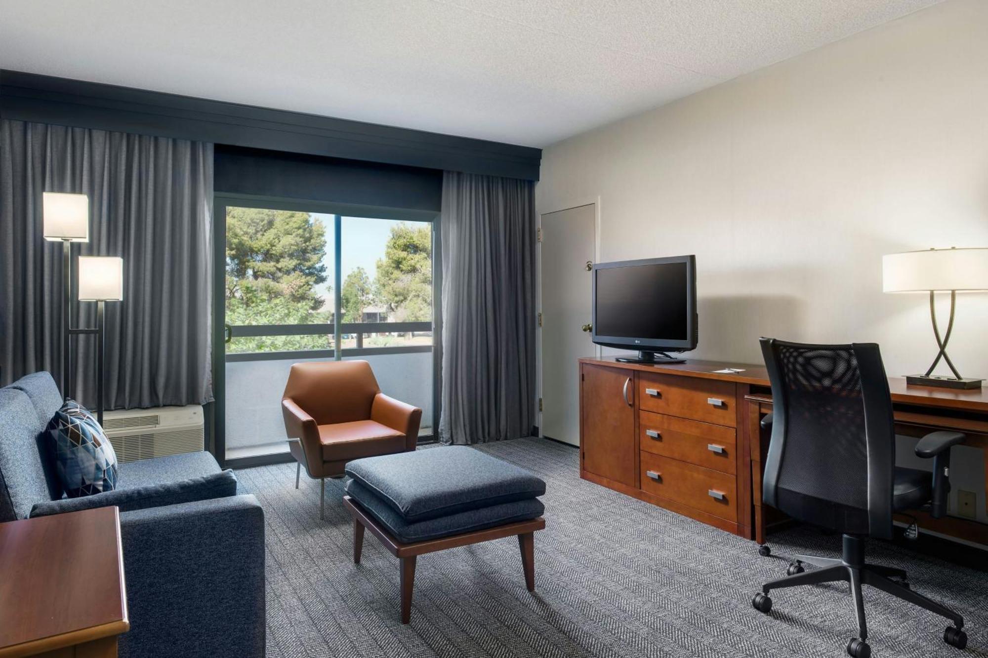 Courtyard By Marriott Phoenix Airport Exterior foto